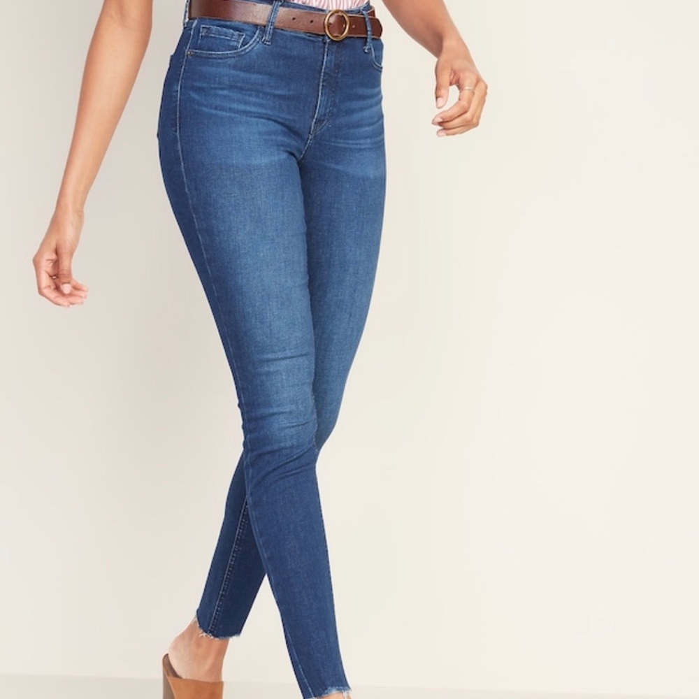 Mid-Rise Rockstar Raw-Hem super skinny Jeans